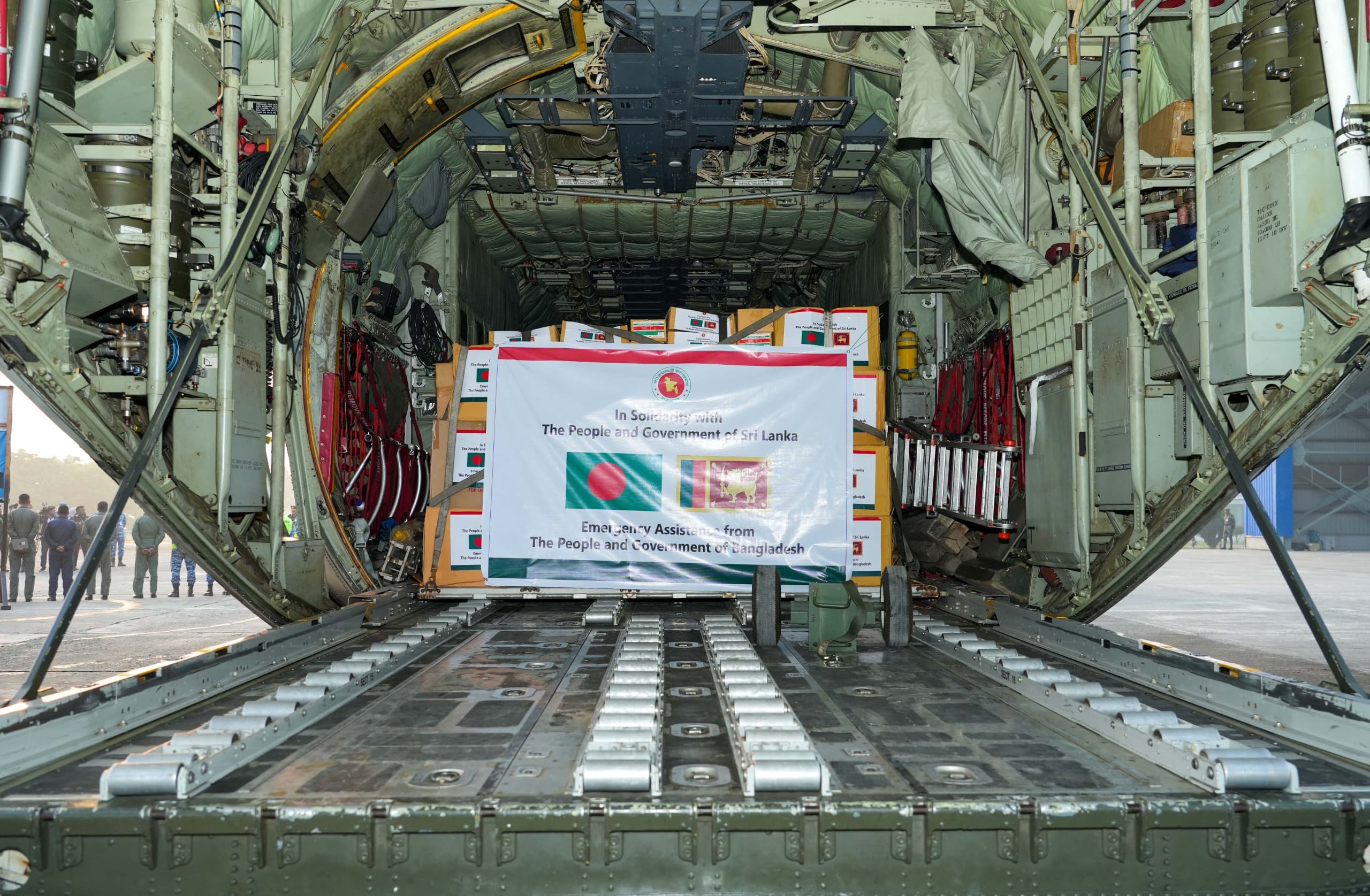 শ্রীলংকায় ঘূর্ণিঝড় ও বন্যায় আক্রান্ত জনগণের জন্য বাংলাদেশ সরকারের জরুরি ত্রাণ সহায়তা প্রেরণ 